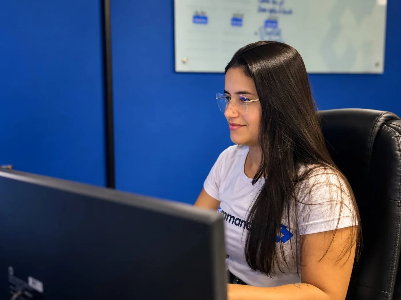 Colaboradora da Command System trabalhando em frente ao monitor